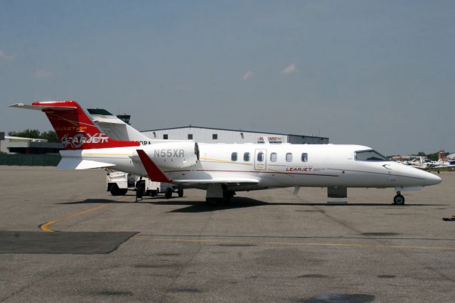 Learjet 40 (N55XR) - Parked on the Atlantic ramp on 7-Jun-07.  Reregistered N506KS 3-Nov-07.