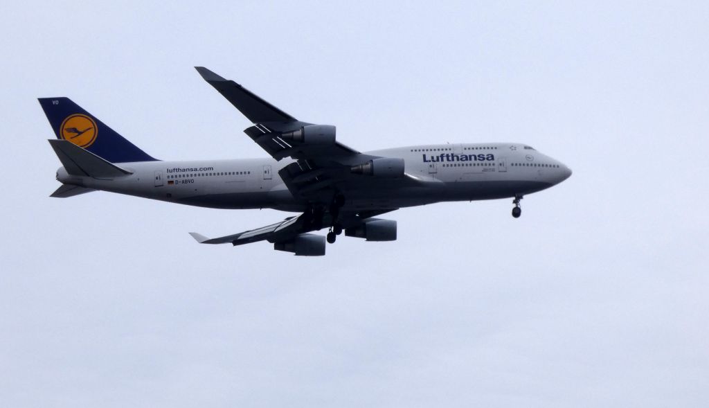 Boeing 747-400 (D-ABVO) - On final is this 1998 Lufthansa Boeing 747-400 in the Spring of 2019. It is accidently reposted here.