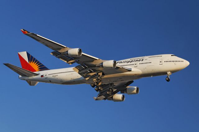 Boeing 747-200 (RP-C7473) - A Philippine Airlines operated Boeing 747-400 series jumbo jet on final approach to the Los Angeles International Airport in Westchester, Los Angeles, California