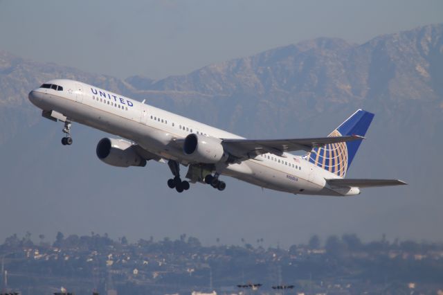 Boeing 757-200 (N560UA)