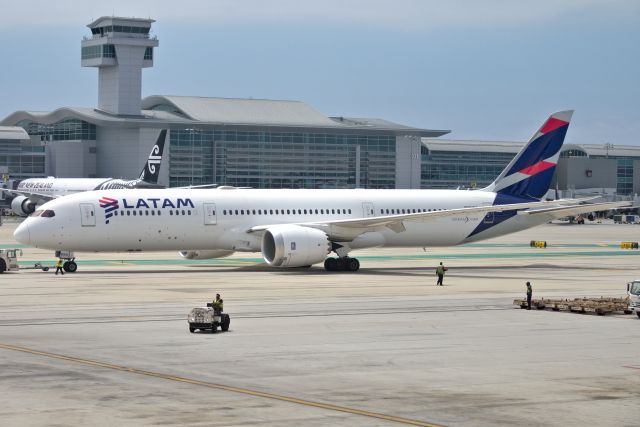 Boeing 787-9 Dreamliner (CC-BGW)
