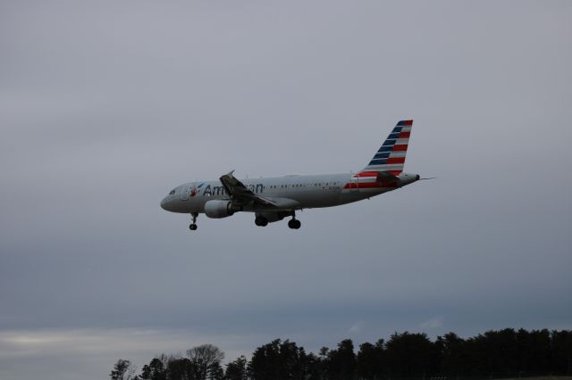 Airbus A320 (N128UW)