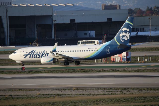 Boeing 737-800 (N587AS)