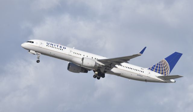 Boeing 757-200 (N590UA) - Departing LAX