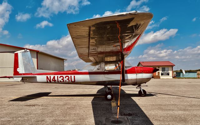 Cessna Commuter (N4133U) - Outside the 'FBO'