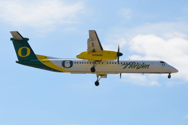 N407QX — - Horizon Air Q400 painted Oregon State Duck theme landing at LAX