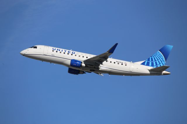 EMBRAER 175 (long wing) (N609UX)