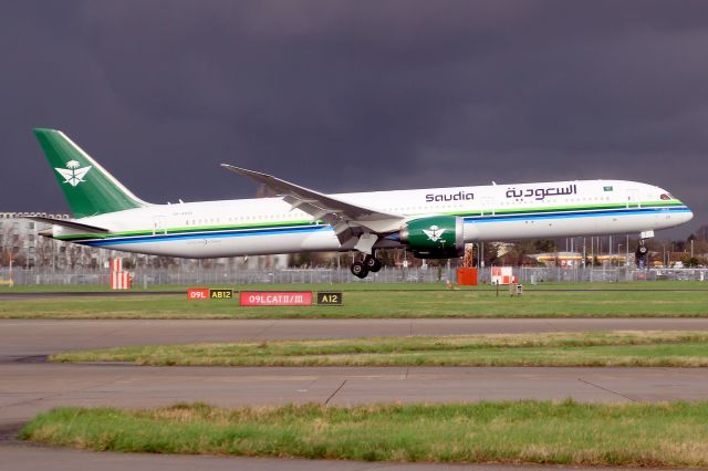 BOEING 787-10 Dreamliner (HZ-AR29) - On short finals for rwy 09L on 10-Feb-24 operating flight SVA115 from OEJN.