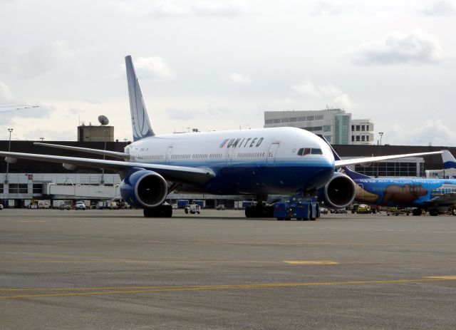 Boeing 777-200 (N795UA)