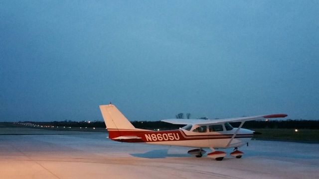 Cessna Skyhawk (N8605U) - Great little airport. Flew in for dinner.