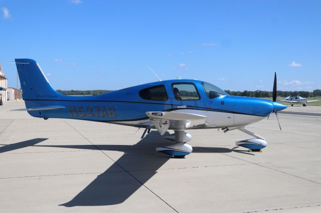 Cirrus SR-22 (N537AB)