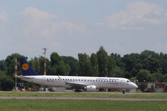 Canadair Regional Jet CRJ-900 (D-AECC) - ERJ LUFTHANSA REGIONAL TAXING LINATR 18-06-16