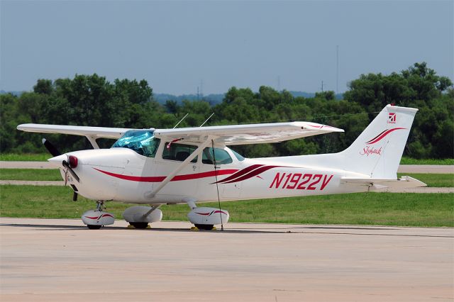 Cessna Skyhawk (N1922V)