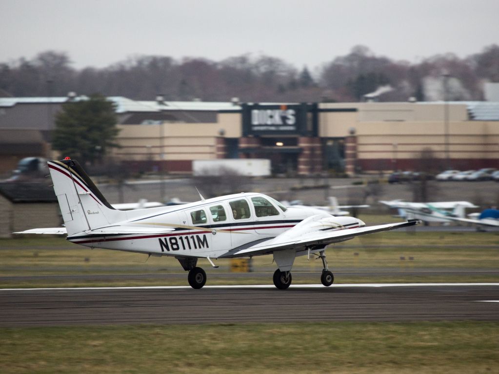 Mooney M-20 (N8111M) - Take off runway 08. Rotation.