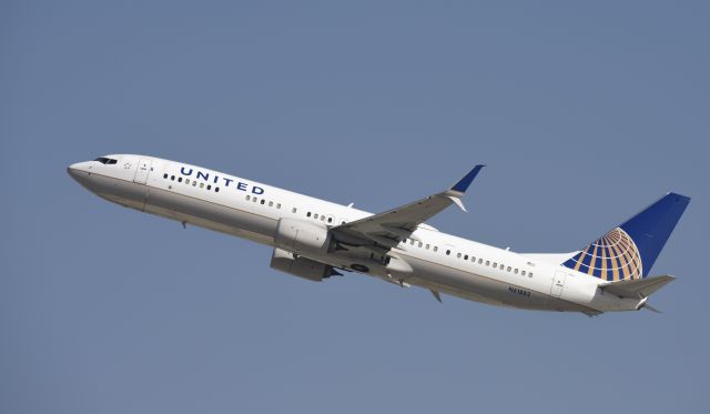 Boeing 737-900 (N61882) - Departing LAX