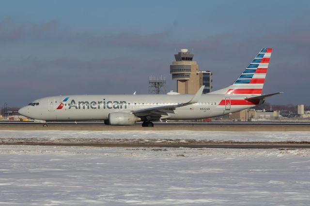 Boeing 737-800 (N942NN)