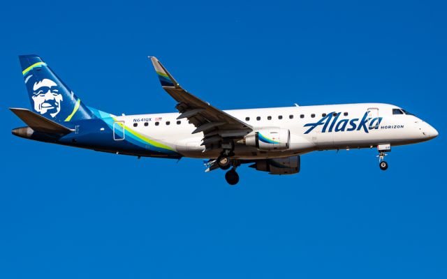 EMBRAER 175 (long wing) (N641QX)