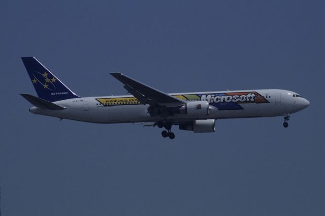 BOEING 767-300 (JA767B) - Final Approach to Tokyo-Haneda Intl Airport Rwy16L on 1999/04/21