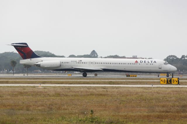 McDonnell Douglas MD-88 (N915DE) - Delta Flight 2298 (N915DE) arrives at Sarasota-Bradenton International Airport following a flight from Hartsfield-Jackson Atlanta International Airport