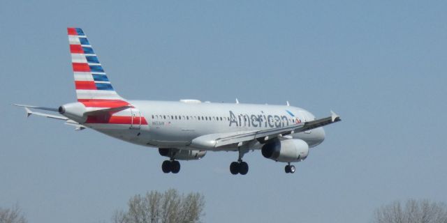 Airbus A320 (N653AW) - About to touch down is this 1999 American Airlines Airbus 320-232 in the Spring of 2023.