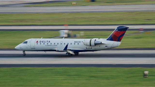 Canadair Regional Jet CRJ-200 (N8839E)