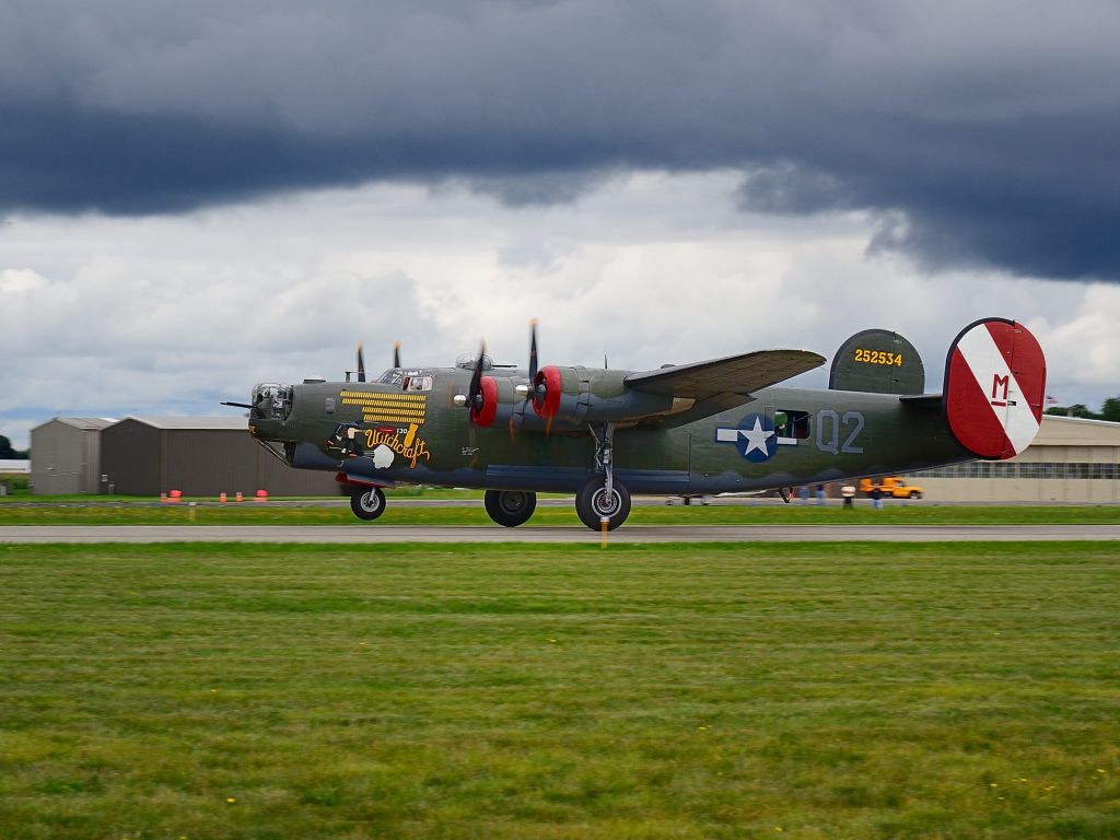 Consolidated B-24 Liberator (N224J) - Departing Runway 26