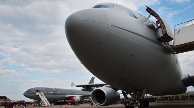 Airbus A330-200 (ZZ335) - Airbus Voyager KC3 ZZ335 alongside RNAF KDC-10 T-264 Leuchars 2013