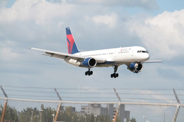 Boeing 757-200 (N683DA) - Landing at Miami