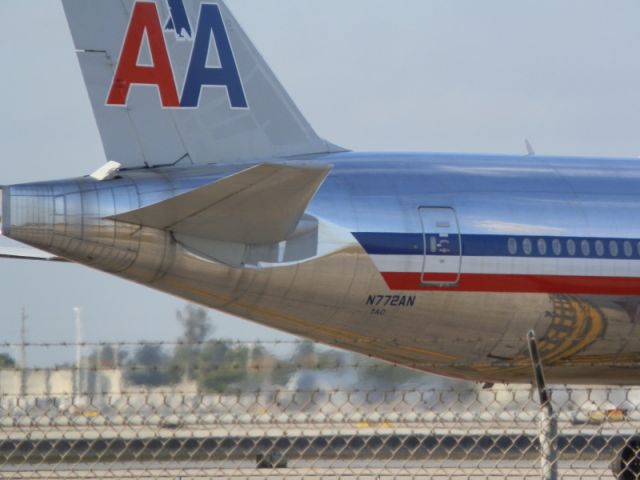 Boeing 777-200 (N772AN)