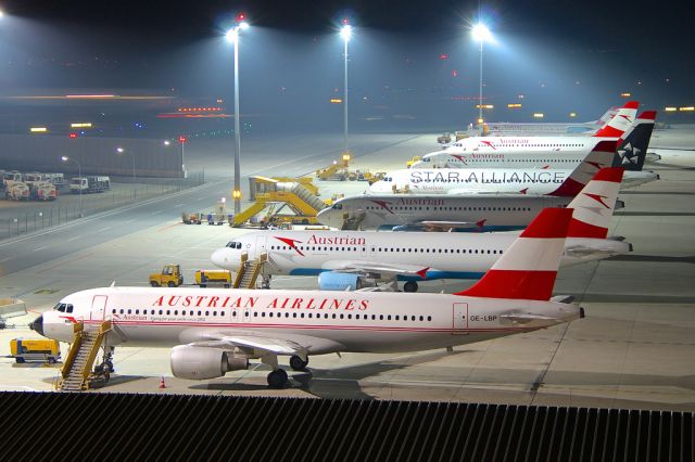 Airbus A320 (OE-LBP) - nice lineup at Vienna last night :)