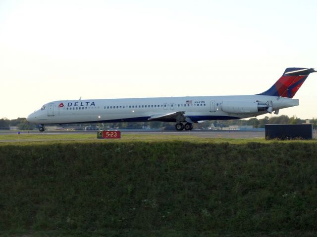 McDonnell Douglas MD-88 (N943DL)