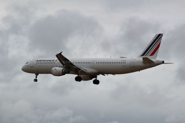 Airbus A321 (F-GTAJ) - An Air France A321 on final approach into LHR, landing on runway 27L.br /br /Location: Myrtle Ave.br /Date: 31.07.22 (dd/mm/yy).