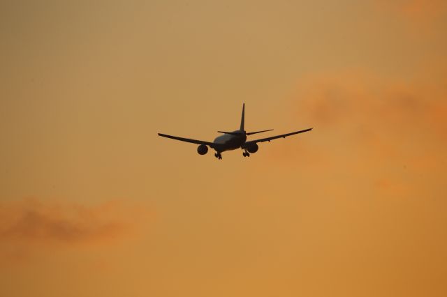 Boeing 777-200 —