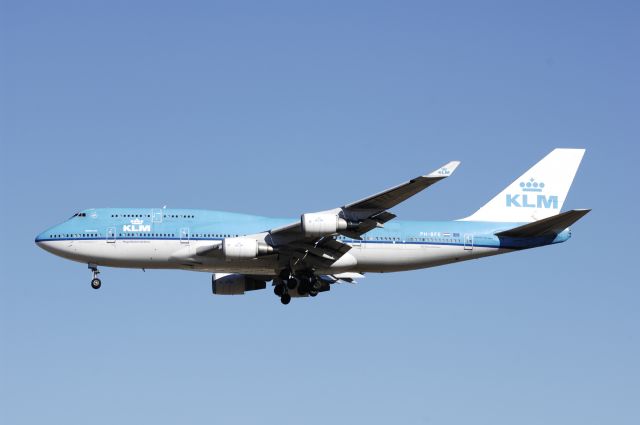 Boeing 747-400 (PH-BFE) - Final Approach to Narita Intl Airport Rwy34L on 2012/12/11