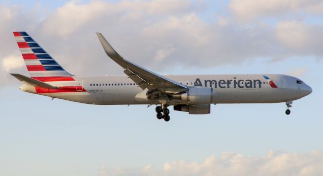 BOEING 767-300 (N346AN)