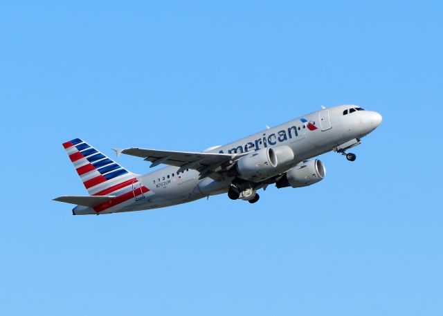 Airbus A319 (N702UW)