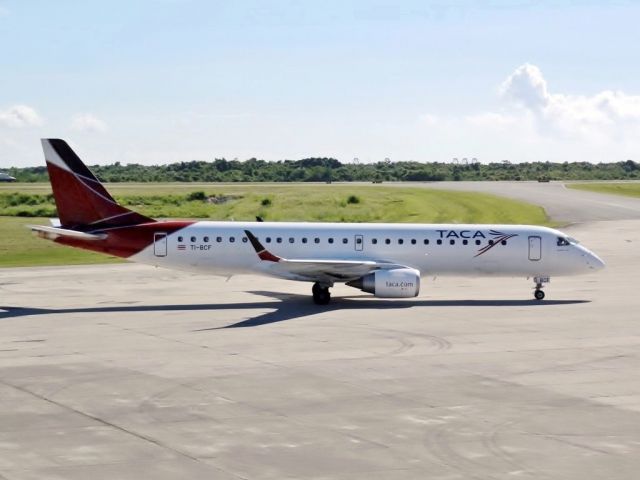 Embraer ERJ-190 (TI-BCF) - Almost to take off for San Jose!