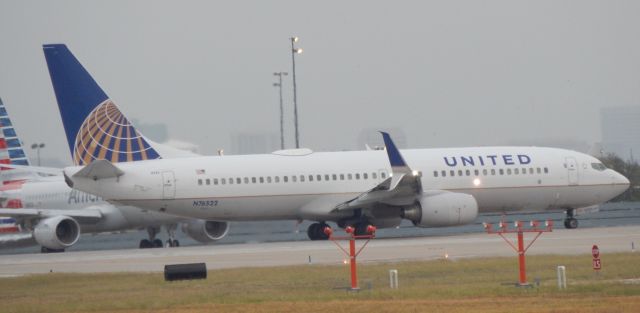 Boeing 737-800 (N76522) - United 737-800 with split-scrimtar winglets lined up and waiting on a cold and windy day on 18L at Dallas-Fort Worth.