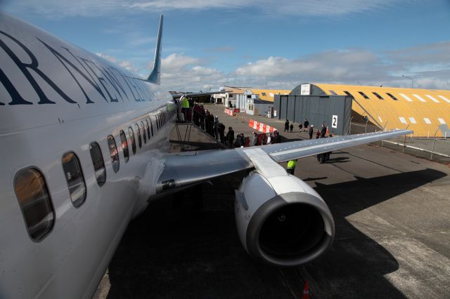 Boeing 737-700 (ZK-NGI) - Air New Zealand last Boeing 737 300 Farewell Tour at the Invercargill stopover, everyone came to say good bye. 8 Sept 2015