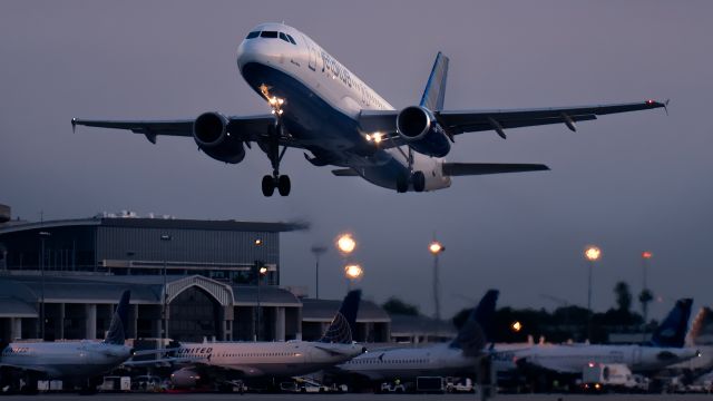 Airbus A320 (N505JB)