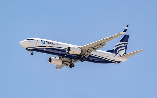 Boeing 737-800 (ZK-TXA) - Texel Air on delivery flight into YBBN Brisbane, approaching 01R