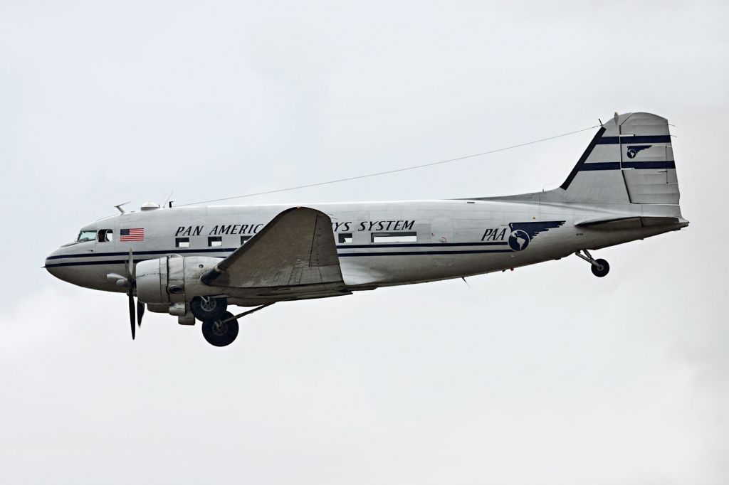 Douglas DC-3 (N877MG)