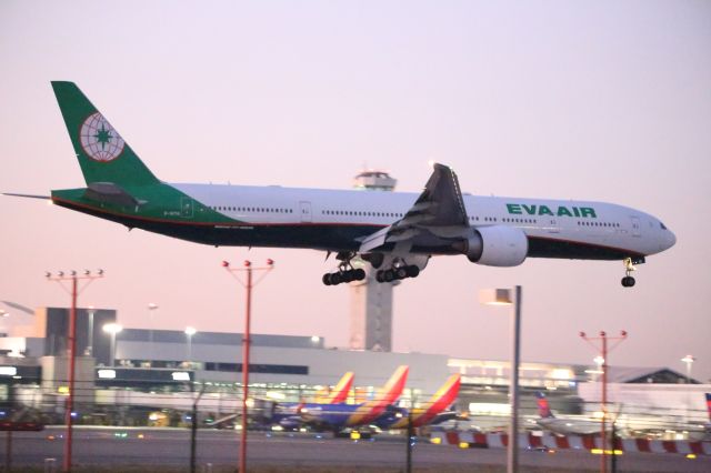 BOEING 777-300ER (B-16718)