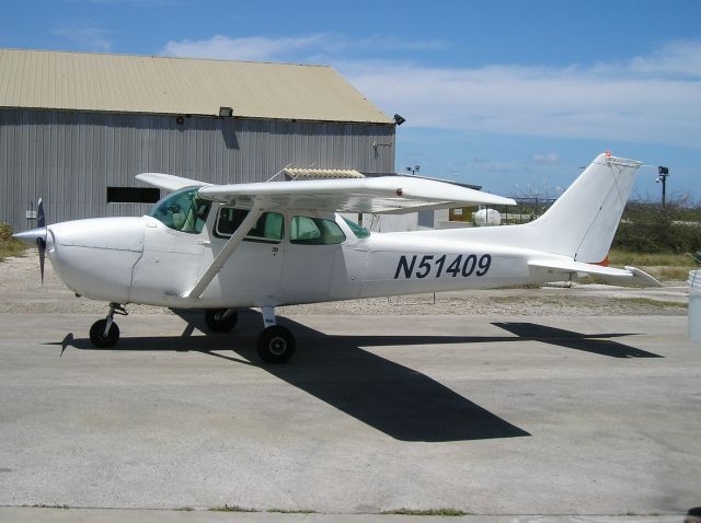 Cessna Skyhawk (N51409) - just arrive at aeroclub at Curacao