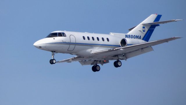 Hawker 800 (N800MA) - On final is this 1998 Raytheon Hawker 800XP in the Winter of 2019.