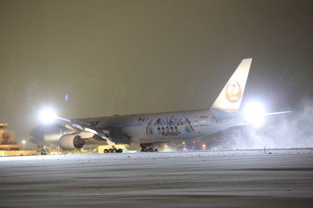 BOEING 777-300 (JA751J) - 06 January 2016:HND-HKD.