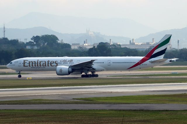Boeing 777-200 (A6-ECN)