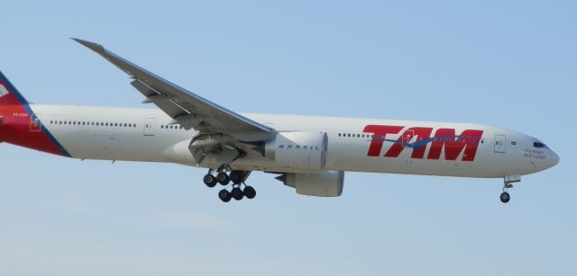 Boeing 777-200 (PT-MUH)