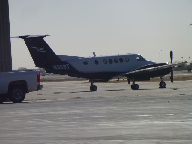 Beechcraft Super King Air 300 (N968T)