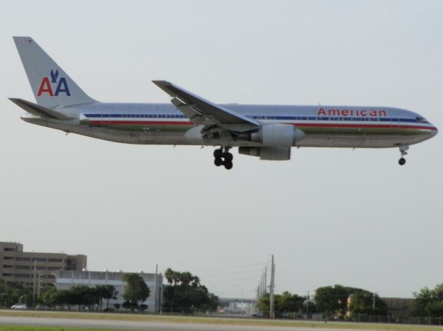 BOEING 767-300 (N371AA)